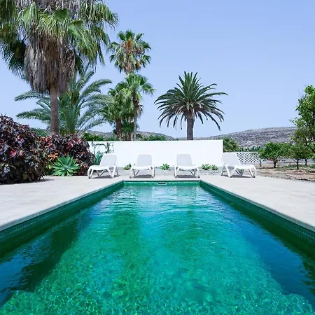 Villa Sleeps 6 With Pool And Wifi *