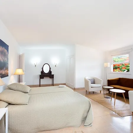 Sleeps 6 With Pool And Wifi Villa